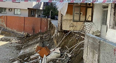 Küçükçekmece’de istinat duvarı çöktü, 2 bina tahliye edildi