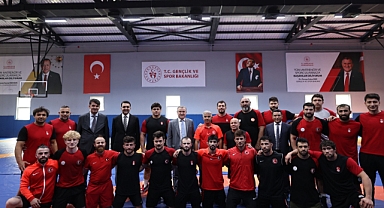 Bakan Bak Grekoromen Güreş Milli Takımı Kampını Ziyaret Etti