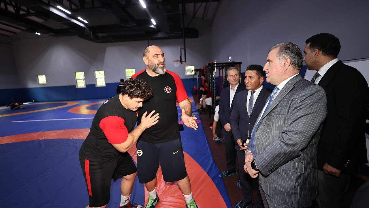 Bakan Bak Grekoromen Güreş Milli Takımı Kampını Ziyaret Etti