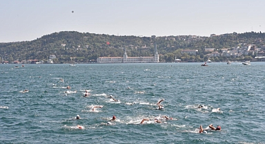 Başkan Hançerli üçüncü kez Boğazı yüzerek geçti.