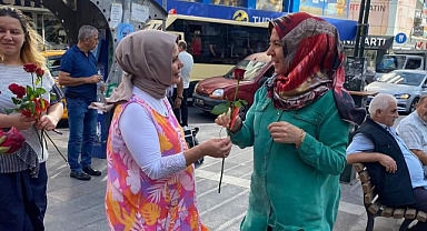Mevlid Kandilinde Büyük Birlik Partililer Vatandaşlara Gül dağıttı