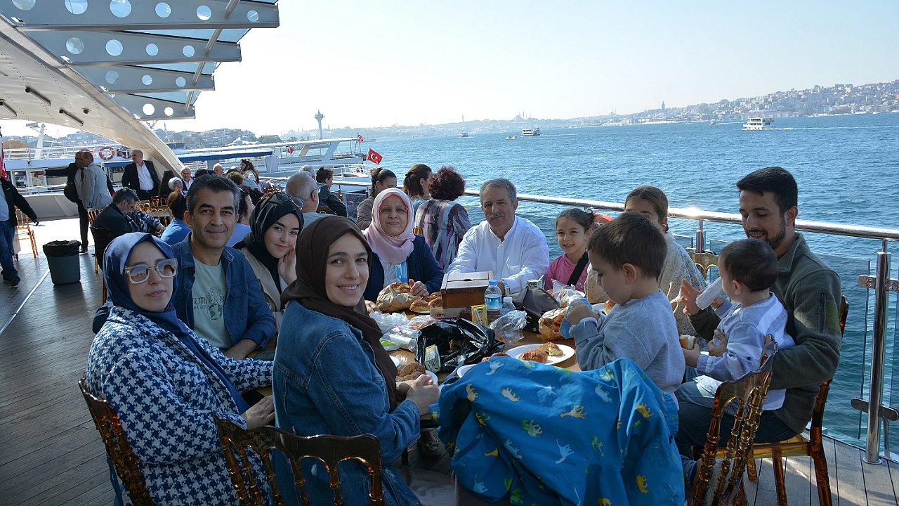 KÜDEF üyeleri boğaz turunda doyasıya eğlendi