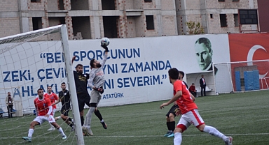10 kişi oynayan Yeşilova Esnafspor kendi sahasında mağlup