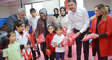 Murat Kurum Minik sporculara eşofman takımı hediye etti