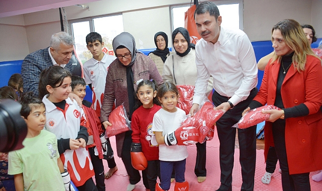 Murat Kurum Minik sporculara eşofman takımı hediye etti