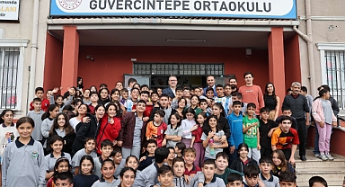 Öğrenciler, Başkan Kartoğlu’na yoğun sevgi gösterisinde bulundu.