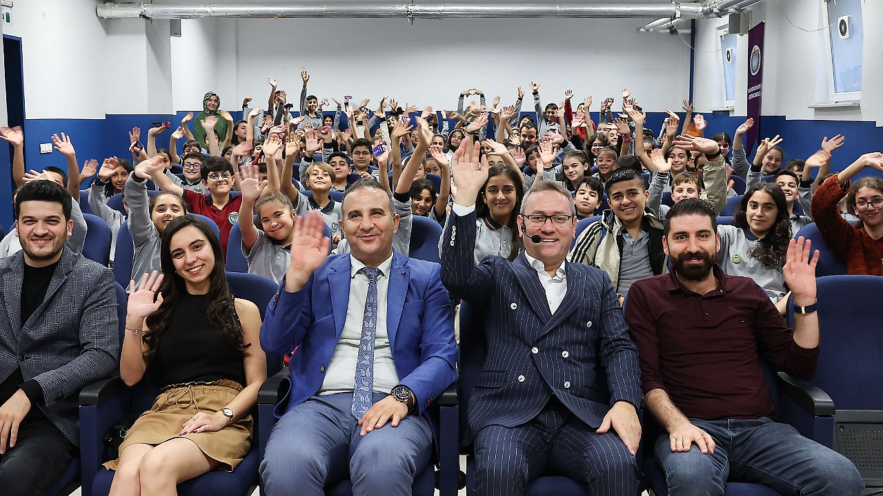 Öğrenciler, Başkan Kartoğlu’na yoğun sevgi gösterisinde bulundu.