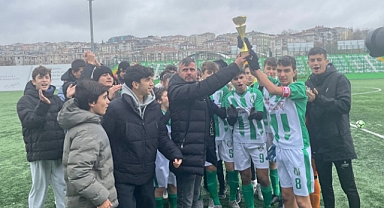 U 16 Şampiyon Küçükçekmece Kupasını Aldı