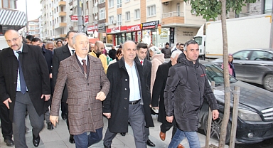 AK Parti'nin Küçükçekmece Belediye Başkan Adayı Aziz Yeniay Halkla Buluştu ve Projelerini Paylaştı