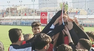 Küçükçekmece İnönü Spor kupasını aldı.