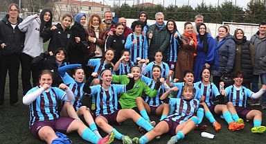 Recep Erol Bordo mavili sporcuları tebrik etti.