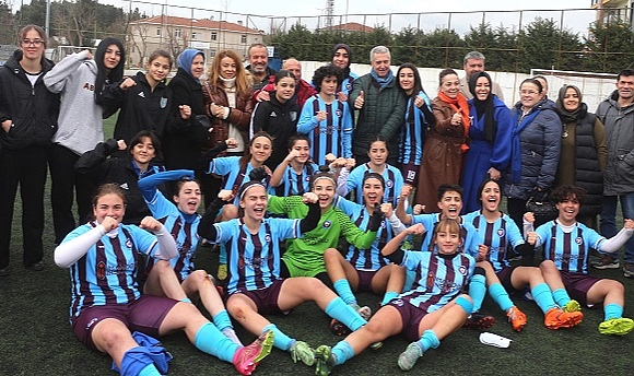 Recep Erol Bordo mavili sporcuları tebrik etti.