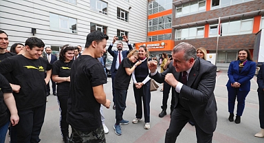  Bak ,Engelli bireylere sahip çıkan ve onlara çok büyük destekler veren bir milletiz.