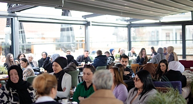 Cumhur İttifakı'nın Küçükçekmece Belediye Başkan adayı Aziz Yeniay,Gençlerle buluştu.