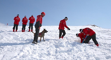 Hakkari'de Kayakseverlerin Emniyeti JAK Timi Tarafından Sağlanıyor