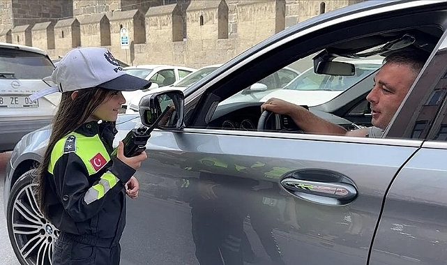 23 Nisan'da Çoçuklar Trafikte Denetimine Katıldı