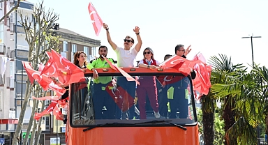 Bahçelievler Belediye Başkanı Dr. Hakan Bahadır Türk Bayraklarıyla teşekkür turu attı