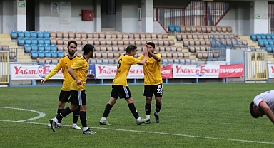 Küçükçekmece Sinopspor Karabük 'de üçlük attı.