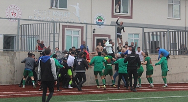 Maçtan sonra saha karıştı, rakip oyunculara saldırdılar