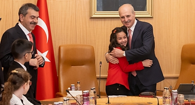 TBMM Başkanı Numan Kurtulmuş, 23 Nisan Ulusal Egemenlik ve Çocuk Bayramı dolayısıyla koltuğunu 6. sınıf öğrencisi Aysima Arslan'a devretti.