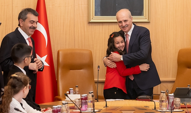 TBMM Başkanı Numan Kurtulmuş, 23 Nisan Ulusal Egemenlik ve Çocuk Bayramı dolayısıyla koltuğunu 6. sınıf öğrencisi Aysima Arslan'a devretti.