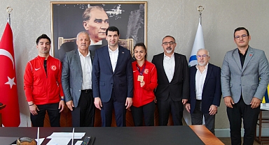 Avcılar Belediye Spor Kulübü’nün genç yıldızı Delal Kadir Yunanistan'da düzenlenen U15 Avrupa Güreş Şampiyonası'ndan altın madalyayla döndü.