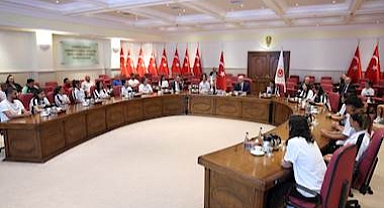 Bakan Yaşar Güler,Yüksekova Kadın Futbol Takımı ile bir araya geldi