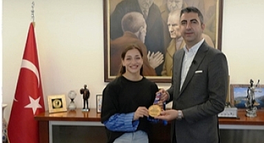 Buse Naz Çakıroğlu, Kartal Belediye Başkanı Gökhan Yüksel’i makamında ziyaret etti.
