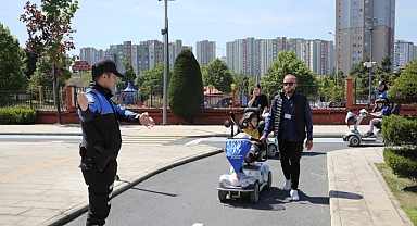  Hem eğlendi hem de trafik kurallarını öğrendi.