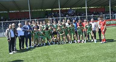 İFAspor Şampiyon U 17 Takımı Kupasın aldı