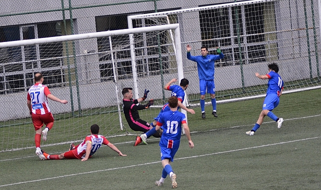 İstanbul Balkanspor Liderliğe ortak oldu.