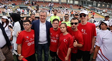 Gençlik ve Spor Bakanı Dr. Osman Aşkın Bak,Herkesi spor yapmaya bekliyoruz”