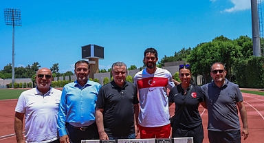 Aşkın Bak, Paris 2024 Olimpiyat Oyunları’na hazırlanan milli sporcuları ziyaret etti.