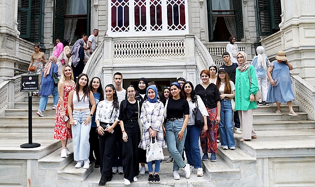 Gezilere Küçükçekmeceli gençler büyük ilgi gösteriyor.