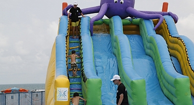 Karaburun sahiline dev bir aqua park kurdu.