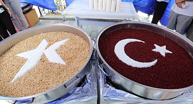 Küçükçekmece Belediyesi, Muharrem ayı dolayısıyla ilçede aşure dağıtımı gerçekleştirdi.