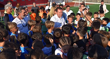 Minikler futbol turnuvası tam bir görsel şölene sahne oldu.