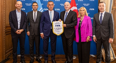 TFF Başkanı Hacıosmanoğlu, Paris'te FIFA Başkanı Infantino ile Bir Araya Geldi