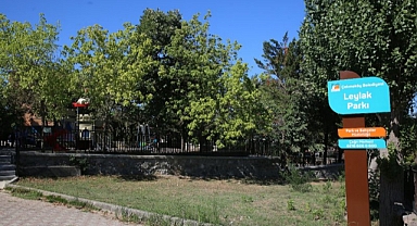 Başkan Çerkez çalışmaların tamamlandığı parklarda yapılan uygulamaları yerinde inceledi.