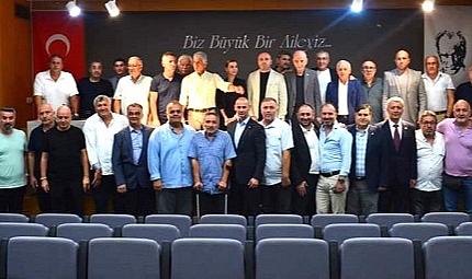 Başarılı olan kulüplere hediye çekleri verildi.