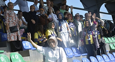 Küçükçekmece Sinop Spor-Pazarspor Maçına Kadın Taraftarlardan Yoğun İlgi