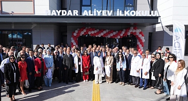 Tekin,Azerbaycan hükûmetinin desteğiyle yapılan Haydar Aliyev İlkokulunun açılışına katıldı.