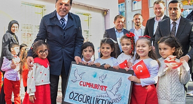 Minik eller Cumhuriyet’i çizdi