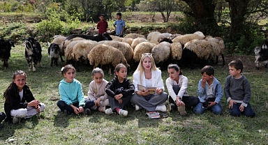 Bitlis'te Öğretmenler Öğrencileriyle Doğada Ders Yapıyor