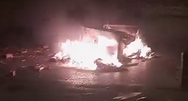 Küçükçekmece'de Çöp Konteynerlerini Ateşe Veren 5 Genç Gözaltına Alındı 