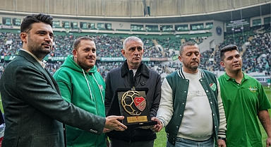 Bursaspor taraftar grubu Texasa ,Play ve Sosyal Sorumluluk Ödülü verildi.