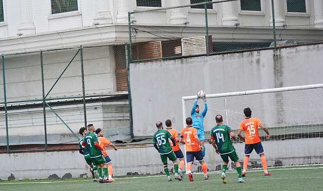 Küçükçekmece Ufukspor son dakikada galibiyetten oldu; 2-2