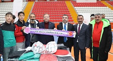 Kars Amatör Futbol Kulüplerine Destek Malzemeleri Dağıtıldı