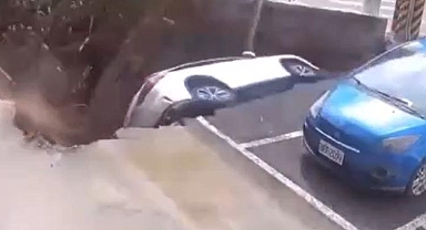 Çöken yol aracı yuttu