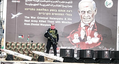 Hamas rehine naaşlarını siyah tabutta teslim etti